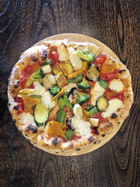 石窯で焼いた野菜たっぷりの創作ピザ「石窯PIZZA奈らーと」