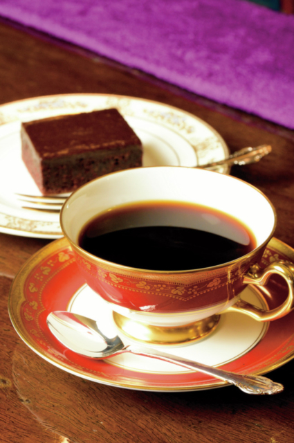 アンティーク雑貨を飾るクラシカルな珈琲店「茜屋珈琲店」