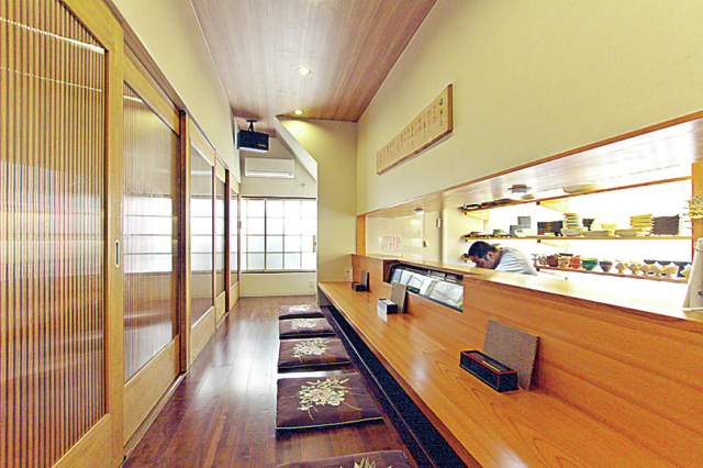 ふっくら柔らかく、ハモの上品な甘みが口中に広がる「心鮮料理 万代」