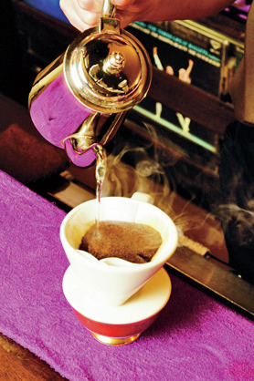 アンティーク雑貨を飾るクラシカルな珈琲店「茜屋珈琲店」