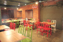 赤レンガ倉庫では、ピクニックコートでお手軽グルメも♪