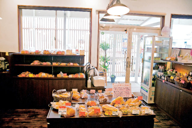 塩や米粉は地元食材を使用「Boulangerie et Café Poche」