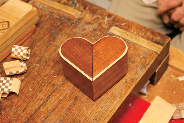 【箱根寄木細工講座】からくり箱の開け方