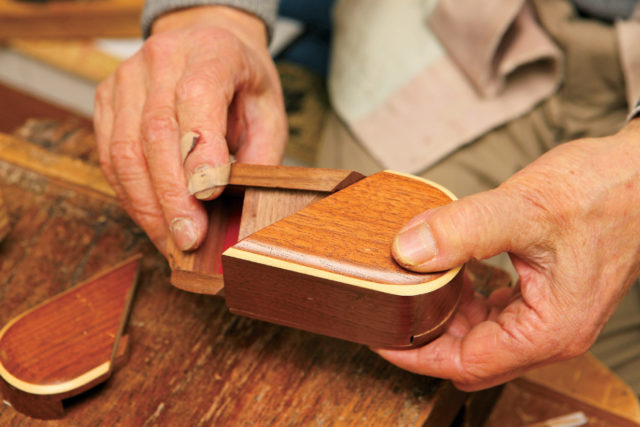 【箱根寄木細工講座】からくり箱の開け方