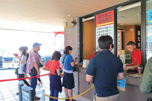 【大涌谷×グルメ】名物黒たまごをゲット