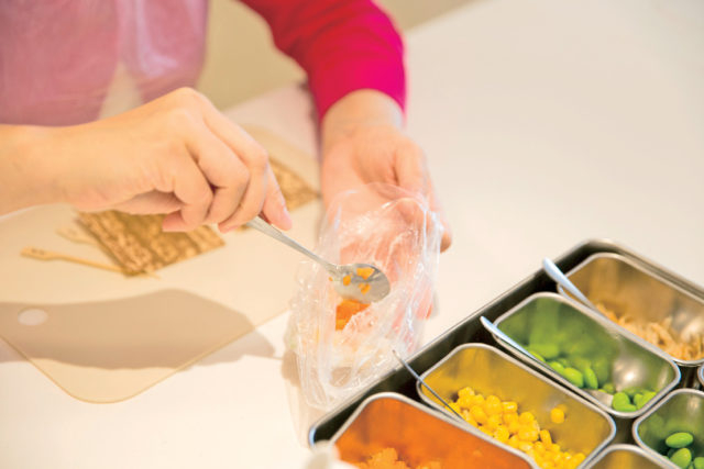 Step1 数種のなかから具材を選んですり身に混ぜる