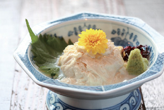 【箱根ランチ×豆腐料理&和食】湯葉とだしと卵が見事に融合した箱根湯本随一の人気「湯葉丼 直吉」