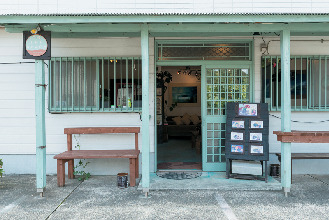 潮風と波音を感じるカフェ&フォトギャラリー「ON THE BEACH」