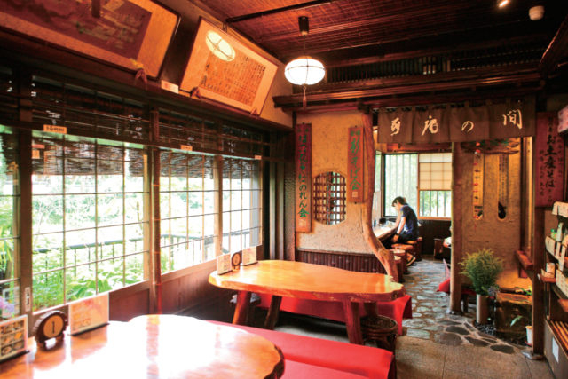 箱根名物のそばを定着させた老舗で滋味深いそばを「はつ花そば 本店」