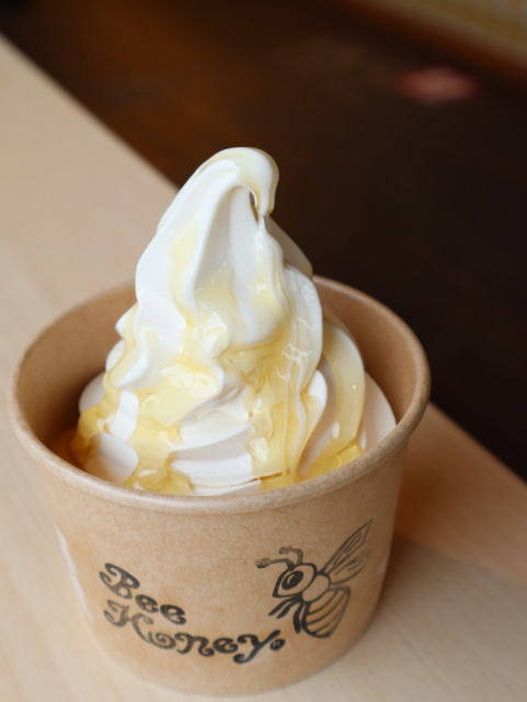 ハチミツたっぷりのソフトクリーム「Bee Honey」