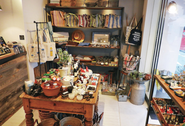 フランス雑貨で居心地のいい空間に「DE LA NATURE」