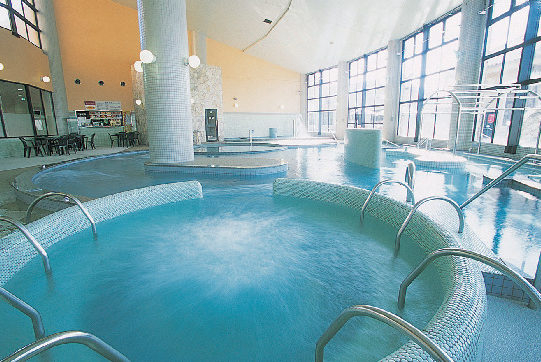 【淡路島×日帰り温泉】島内最大規模! 屋内外で温泉浴を楽しむ「さんゆ~館」