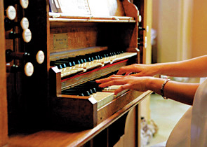 伊豆高原 ステンドグラス美術館なら…教会で生演奏が聴ける