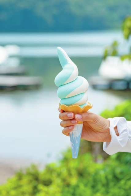 湖上を渡る風が心地よいまどろみカフェタイム「TERRACE CAFE IPPEKIKO」