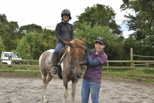 【霧島×観光】風に波打つ霧島の草原を ホーストレッキング「霧島アート牧場」