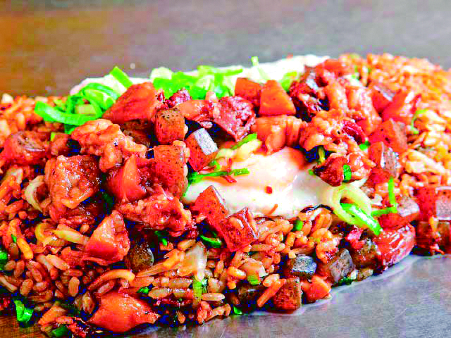 神戸で食べたいB級グルメ!「そばめし」「明石焼き」地元で愛され続ける味はこれだ!