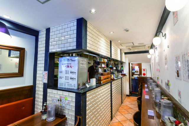 口の中でほろほろと崩れる牛すじ肉が主役のまぜそば「神戸灘八」