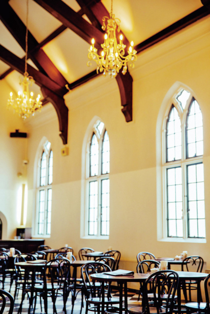 元教会のクラシカルな空間で神戸で愛され続ける老舗のパンを「フロインドリーブ」