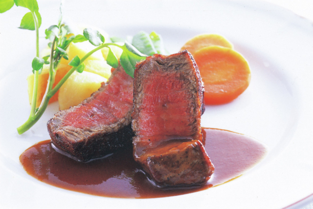 当時の面影を残す老舗店で受け継がれてきた味を堪能「伊藤グリル」