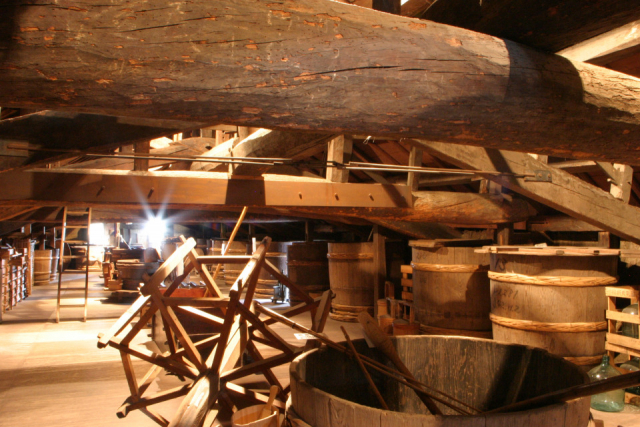 酒蔵の資料館を併設する「清酒 薫長醸造元」