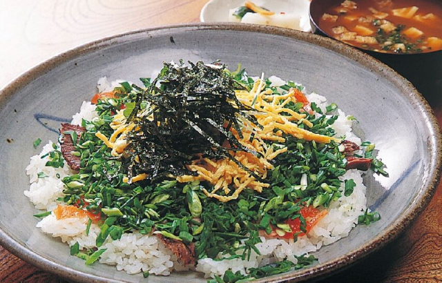 ボリューム満点の丼を食す「たけお」