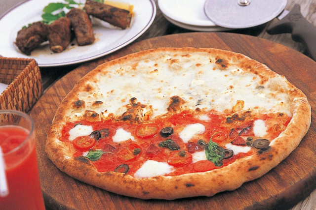 絶景の丘で味わう石焼ピッツア「櫟の丘」