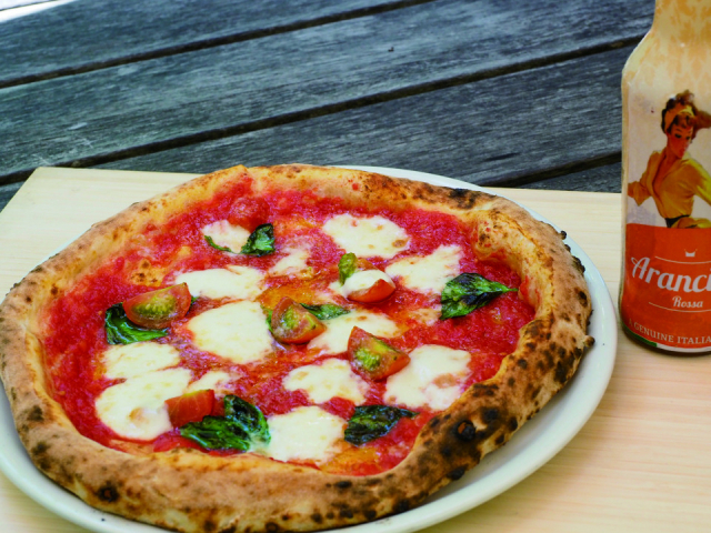 開放感あふれる空間で本格ナポリピザを「pizzeria CONOFORESTA」