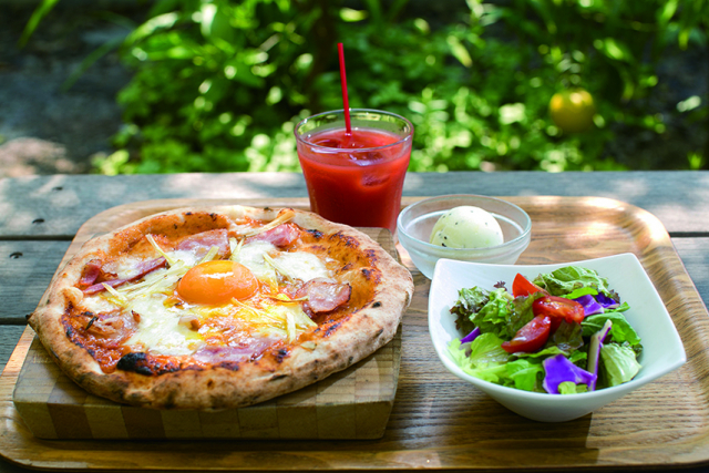 開放感あふれる空間で本格ナポリピザを「pizzeria CONOFORESTA」