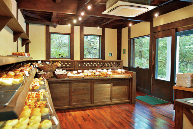 静かな自然に囲まれながら焼きたてベーカリーを堪能「ル・フィヤージュ」