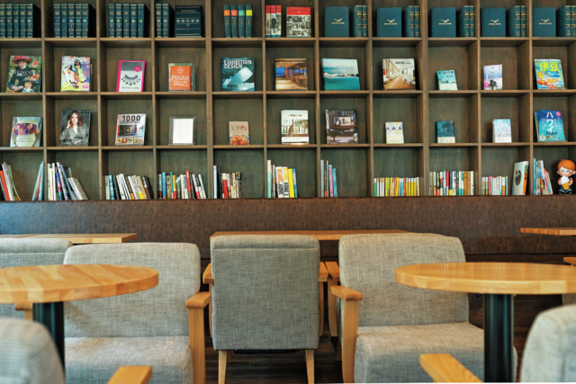 湖上を渡る風が心地よいまどろみカフェタイム「TERRACE CAFE IPPEKIKO」