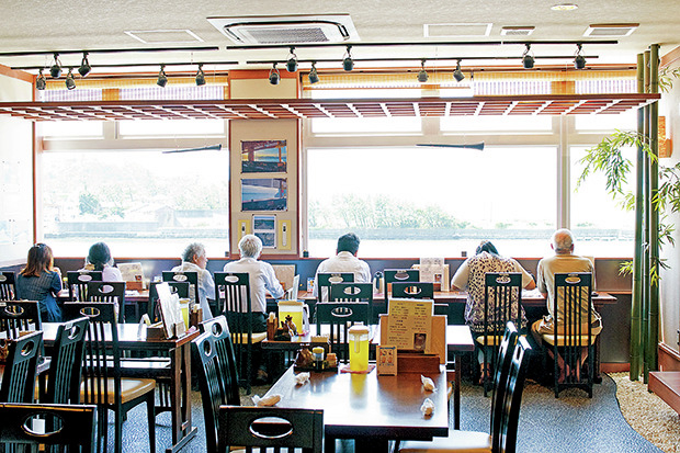 盛りだくさんの新鮮お刺身「沼津魚市場食堂」