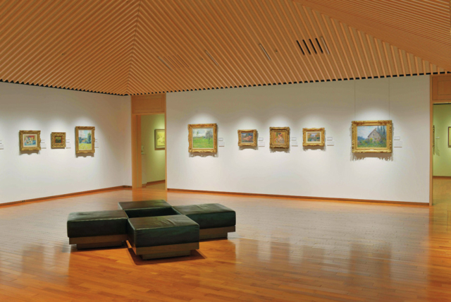 上原美術館で…100体以上の仏像を拝み記念撮影を