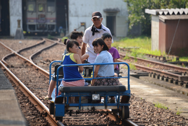 小型ならではのスリル感が味わえるエンジンカート