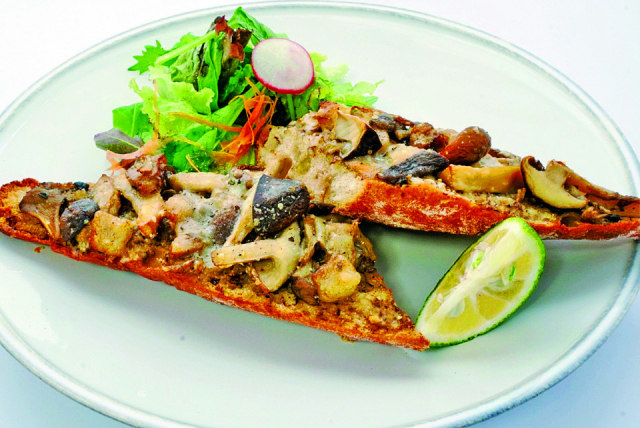 金鱗湖を一望する湖畔の特等席「カフェ ラ リューシュ」