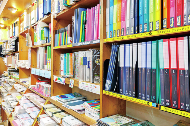 思わず立ち寄りたくなる地元で愛される老舗文房具店「元町福芳商店」