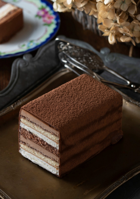 看板商品は長崎石畳ショコラ「ネオクラシック クローバー長崎店」