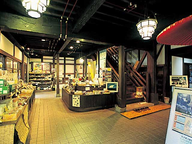 どっしりした屋根の見世蔵「土浦まちかど蔵・大徳」