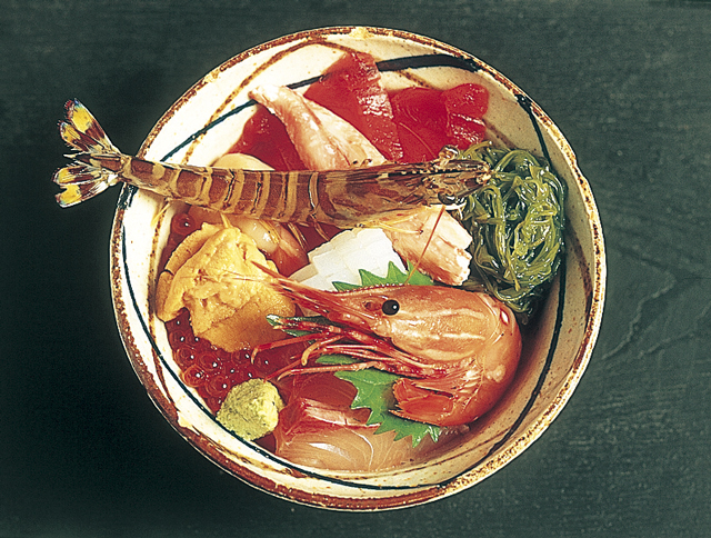 【鳥羽の観光・買物・ランチスポット】生きた車えびがのる豪快丼「海の駅 黒潮 パールロード店」