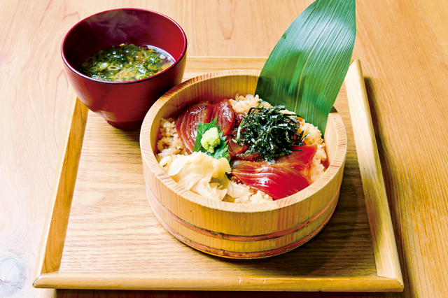 鮮度抜群の伊勢えびに舌鼓「鈴木水産 外宮参道店」