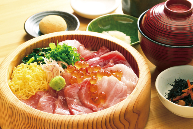 天然あわびを極上のだしで味わう「ゑびや大食堂」