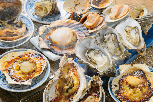 カキだけでなくハマグリやサザエも豪快に浜焼き!「浜焼き&海鮮丼 カキ小屋『浜海道』」