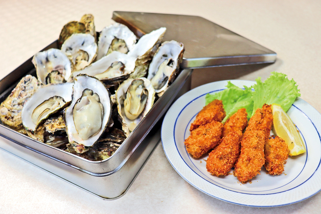 カキだけでなくハマグリやサザエも豪快に浜焼き!「浜焼き&海鮮丼 カキ小屋『浜海道』」