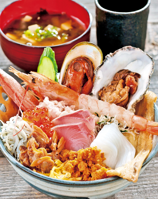 カキだけでなくハマグリやサザエも豪快に浜焼き!「浜焼き&海鮮丼 カキ小屋『浜海道』」