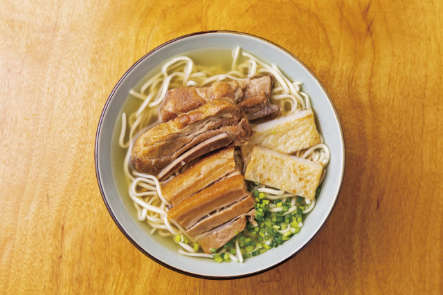 島豚をぜいたくに使ったスープが自慢「島そば一番地 石垣本店」