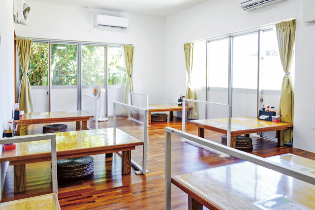 本かつおが香るスープと自家製麺がマッチ「沖縄そば まるかみ」