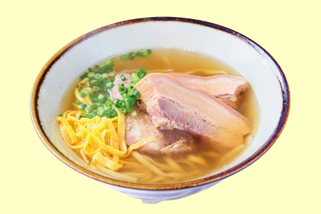 本かつおが香るスープと自家製麺がマッチ「沖縄そば まるかみ」