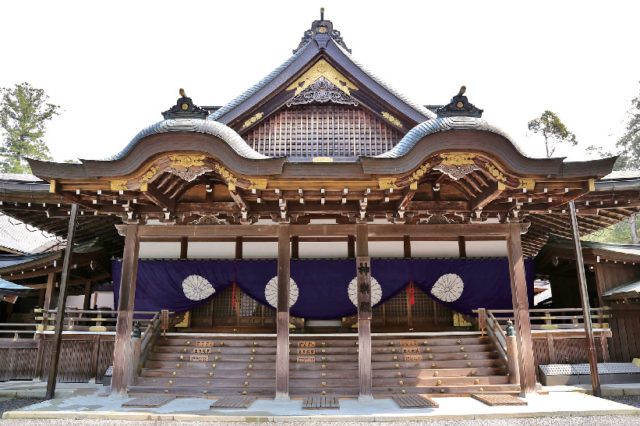 お神札授与所のある神楽殿