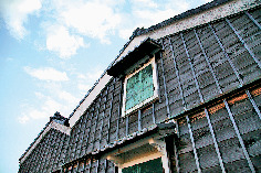 河崎のレトロな街並みをチェック❶黒壁がシブい