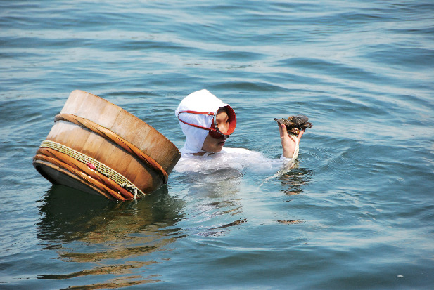 お楽しみ③ 海女スタンドで漁の実演を見る