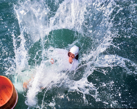 お楽しみ③ 海女スタンドで漁の実演を見る